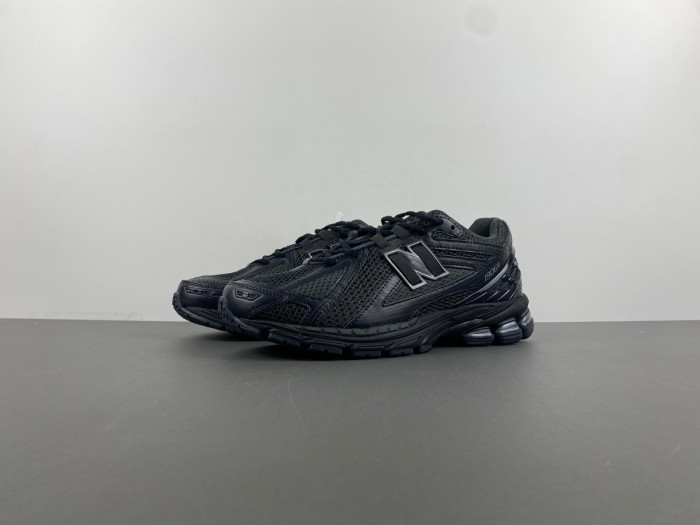 new Ba1an*e 1906r black metallic silver m1906rjb